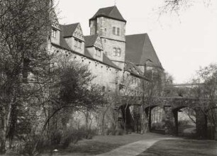 Halle (Saale), Moritzburg, Ostflügel mit Torturm und Kapelle St. Magdalena. Ansicht von Südosten mit Graben und Grabenbrücke