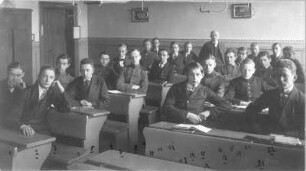 Dresden, Wettiner Platz 13. Wettiner Gymnasium. Klassenfoto mit Studienrat Prof. Dr. Reichardt