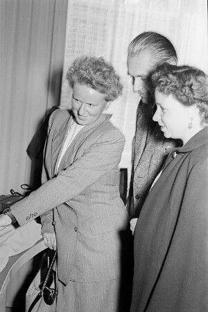 Leipziger Herbstmesse 1951 : Messebesucher in einem Gespräch