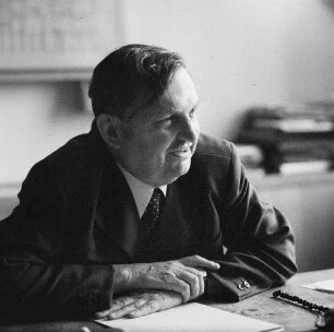 Dresden-Räcknitz, Haeckelstraße 20. Institut für Tieftemperaturphysik der Deutschen Akademie der Wissenschaften zu Berlin. Direktor Prof. Dr. Ludwig Bewilogua an seinem Schreibtisch