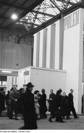 Besucher am polnischen Stand auf der Frühjahrsmesse