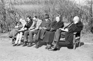 Berlin. Gruppenbild auf einer Bank
