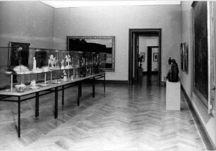 Blick in die Ausstellung "Stilkunst um 1900 in Deutschland" vom 30. Juni 1972 - Dez. 1972 in der Nationalgalerie