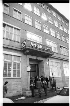 Kleinbildnegativ: Arbeitsamt, 1987