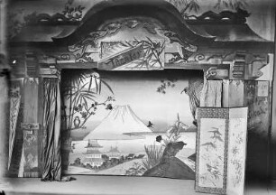 Japanisierende Theateraufführung der Kunstgewerbeschule Dresden unter Leitung von E. Antonio Donadini. Bühnenbild mit Fuji-san. 1886