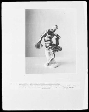 Harlekin mit Weinkanne (mit Schönheitspflästerchen)