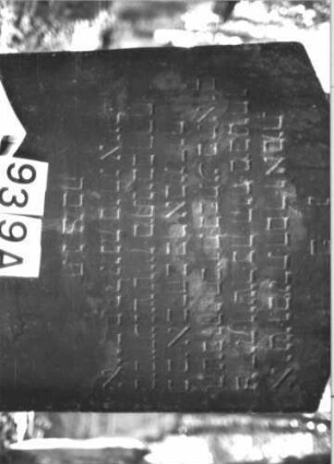 Grabstein 939 (Index: 99899447) Material: Sandstein Zustand: leicht verwittert Maße HxBxT: 125x66x8 cm Beschreibung: Stele mit Dreiecksabschluss Besonderheit: kulturhistorisch wertvoll / hist.-wiss. Gründe (Gemeindestellung): Grabstein 939A