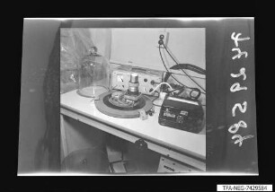 Arbeitsplatz mit verschiedenen Geräten, Foto 1974