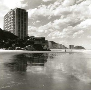 Guaruja, Brasilien. Atlantikküste mit Hochhäusern