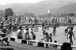 "5000" Leute im Freiburger Strandbad: im Vordergrund Planschbecken
