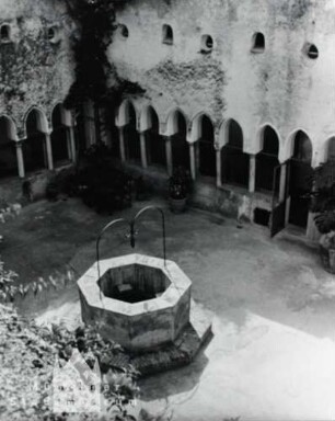 Amalfi. Brunnen im Klosterhof (heute Hotel Luna)