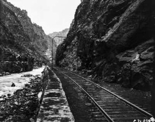 Der Arkansas River : Eine Eisenbahntrasse parallel zum Arkansas River verlaufend.