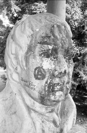 Denkmal für Friedrich Weinbrenner im Schlossgarten. Verunstaltung der Büste
