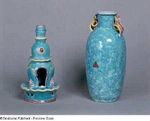Leuchter und Vase : Leuchter und Vase. Fayence, Reliefauflagen, ausgeschnittene Muster, bemalt und glasiert; H. ca. 26 cm und H. ca. 29,5 cm (um 1925.; K. Feuerriegel). Museum im Schloß Frohburg V 407/95, V 408/95