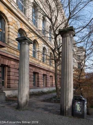Säulen vom ehemaligen Steuerhäuschen; Berlin, Charlottenburg-Wilmersdorf