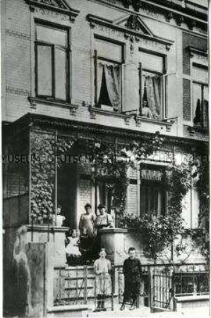 Elly, Christine und Lore Pieck vor dem Wohnhaus in der Bremer Alwinenstraße 26