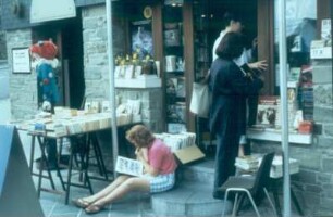 Redu. "Leseratte" am Eingang einer Buchhandlung
