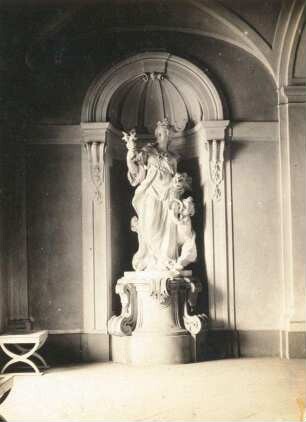 Allegorie der Beständigkeit : Radmeritz (heute: Radomierzyce), Schloss Joachimstein (Pałac Radomierzyce), Inneres, Eingangshalle, Allegorie der Beständigkeit. Sandstein, weiß gefaßt (1721-1722; C. Kirchner).