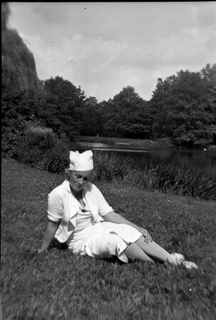 Hildegard Ostkamp-Blumer (1909-2001; Sopranistin), Ehefrau des Komponisten Theodor Blumer (1881-1964). Fotografie im Freien, Leipzig 1937