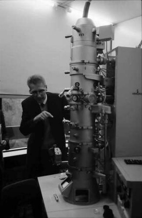Freiburg: Biologisches Institut II, Prof. Dr. Peter Sitte beim Dozieren am Elektronenmikroskop 101 von Siemens