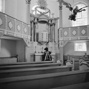 Fotograf der Deutschen Fotothek in der Dorfkirche Podrosche : Der Fotograf der Deutschen Fotothek, André Rous, bei Aufnahmen in der Dorfkirche Podrosche (Krauschwitz-Podrosche)