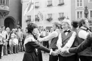 Freiburg: Münsterplatz; Trachtengruppe