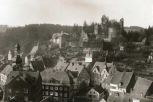 Monschau mit Burgruine : Monschau. Blick über die Stadt zur Burgruine