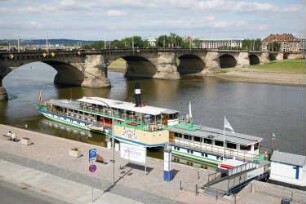 Dresden-Altstadt. Dampferanlegestelle am Terrassenufer mit Dampfer "Meißen". Blick zur Augustusbrücke