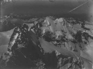 Berninagipfel : Blick über den verschneiten Berninagipfel