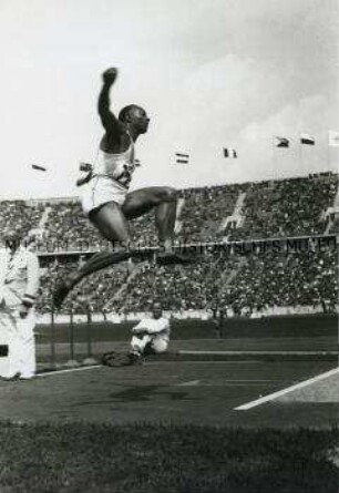 Jesse Owens beim Weitsprung