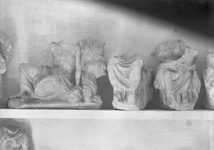 Gipsabgüsse der Statuen im Athener National Museum vom kleinen Tempel in Eleusis: römische Kopien der Parthenonskulpturen