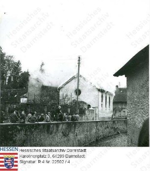 Ober-Ramstadt, 1938 November / Zerstörung und Brand der Synagoge / Schaulustige vor brennendem Gebäude, auf der Straße: neugierige Kinder