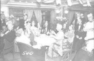 Feiernde Abendgesellschaft an Bord des Hochseepassagierdampfers "Bremen", Burschenschaft
