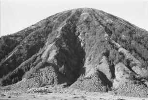 Erosionsfurchen am Batok : Vulkanische Berglandschaft mit erkalteten Lavaströmen