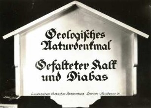 Naturschutz-Tafel des Landesvereins Sächsischer Heimatschutz. Geologisches Denkmal. Gefalteter Kalk und Diabas