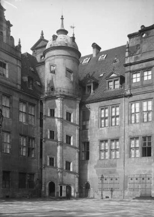 Südwestlicher Treppenturm im Großen Schlosshof : Dresden. Residenzschloss. Großer Schlosshof. Südwestlicher Treppenturm mit Schilderhaus und Wachposten