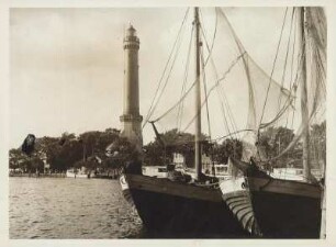 Osternothafen bei Swinemünde. Hafen. In der Bildmitte der 68 m hohe Leuchtturm - der höchste Leuchturm an der Ostsee