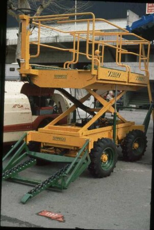 Fotografie: Obstbau, Erntetechnik, Erntemaschine, Selbstfahrtechnik, Transportgerät