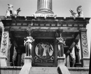 Friedensdenkmal : Friedensdenkmal (1891; W. Zimmermann). Sockel mit Koren. München-Bogenhausen, Maximiliansanlagen