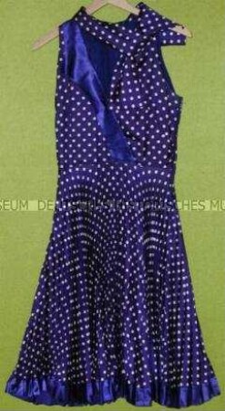 Kleid (mit Schal bzw. Schärpe)
