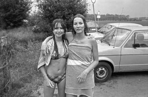 Bremen-Burglesum : In Bremen-Burglesum, am Uthleder See, Barbara Wittich (rechts) mit Freundin