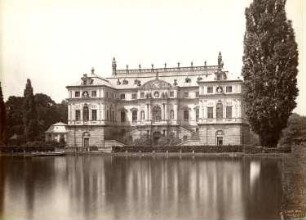 Dresden. Palais im Großen Garten : Dresden-Altstadt, Großer Garten. Palais (1678-1683, J. G. Starcke). Südostseite über den Palaisteich. Fotografie von Freimund Edlich, Dresden 1884. Albuminabzug ohne Trägerkarton mit einbelichteter Bezeichnung "F. Edlich phot. /Dresden 1884"; 22,6 x 29,7 cm. Verso autograph mit Bleistift nummeriert