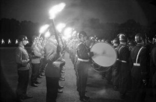 Großer Zapfenstreich im Wildparkstadion für den scheidenden Kommandierenden General der Luftwaffengruppe Süd Hannes Trautloft