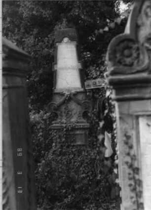 Grabstein 209 (Index: 100093650) Zustand: Inschrifttafel mehrfach zerbrochen Maße HxBxT: 275x70x40 cm: Grabstein 209