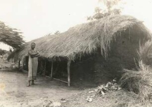 Mosambik. Porto Amélia (Pemba). Eingeborene vor einer Hütte
