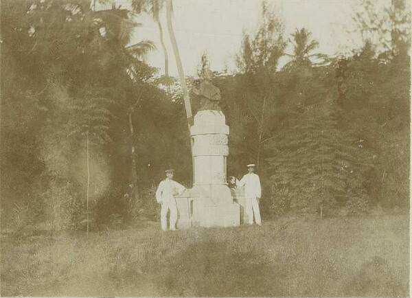 Deux Européens au monument Bismarck à Daresalam