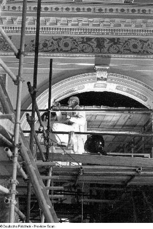 Opernhaus. Wiederherstellen der dekorativen Malereien an einem Gurtbogen (vermutlich im oberen Rundfoyer ?)