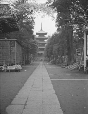 Weg zur Pagode des Ikegami Honmon-ji : Tokyo-Omori (heute Tokyo-Ōta). Ikegami Honmon-ji. Weg zur fünfstöckigen Pagode des Tempels