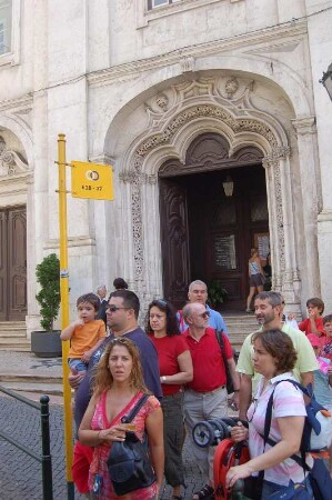 Lissabon, Fahrgäste an einer Haltestelle der historischen Straßenbahn