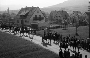 Freiburg; St. Georgen: St. Georgsritt; Prozession über das Feld